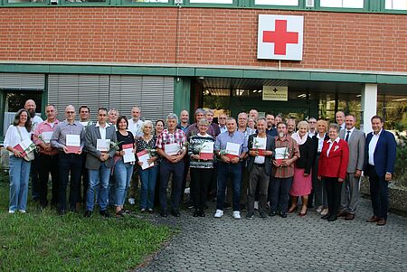Gruppenfoto der geehrten Blutspendjubilare sowie Landrat und BRK-Vorstandsvorsitzener Bernd Obst, die beiden Stellvertreter Vorsitzenden Petra Guttenberger und Markus Braun sowie Kreisgeschäftsführer Thomas Leipold und Vorstandsmitglied Waltraud Heiter