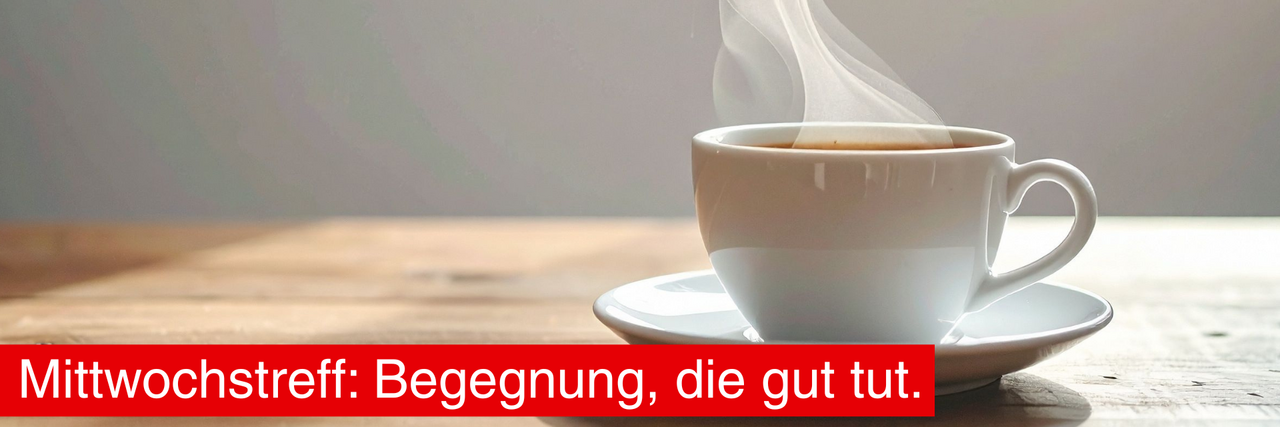 Mittwochstreff Foto: eine weiße dampfende Kaffeetasse steht auf einem Tisch. Text: "Mittwochstreff: Begegnung, die gut tut."