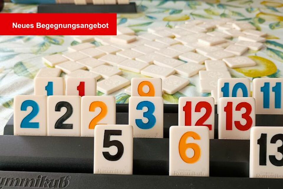 Foto von Rummikub-Spielsteinen, Text: "Neues Begegnungsangebot"