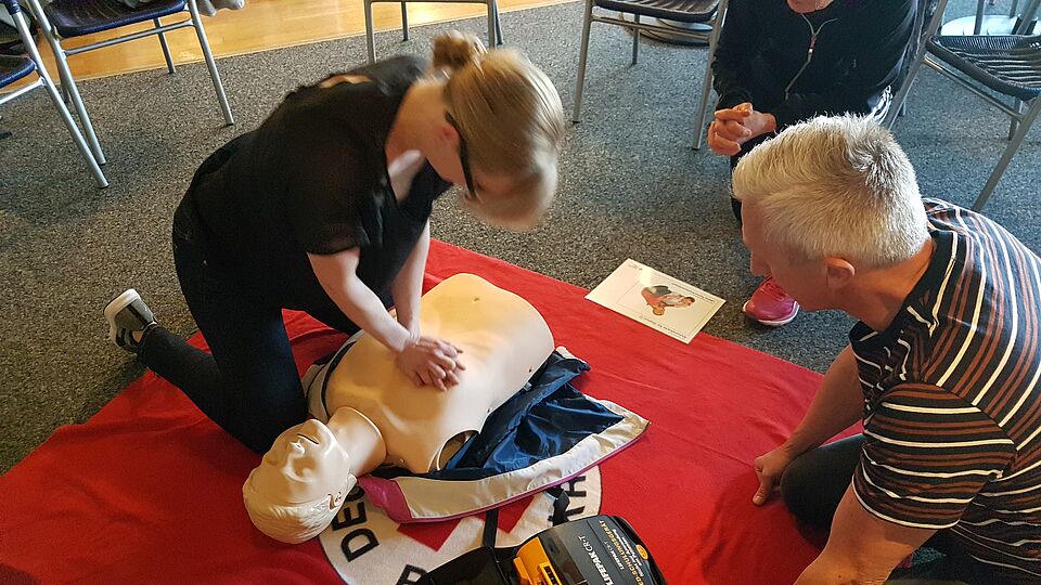 Szenische Darstellung eines AED-Trainings