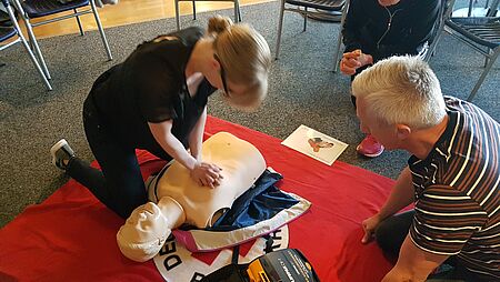 Szenische Darstellung eines AED-Trainings