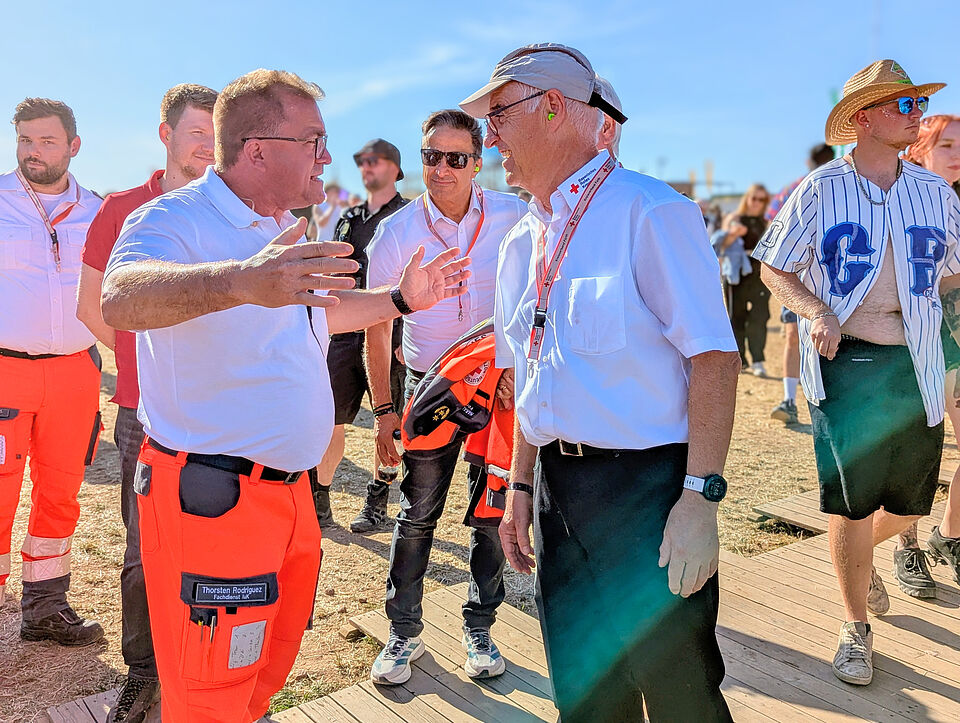 Thorsten Rodriguez Fernandez im Gespräch mit  BRK-Präsident Hans-Michael Weisky.