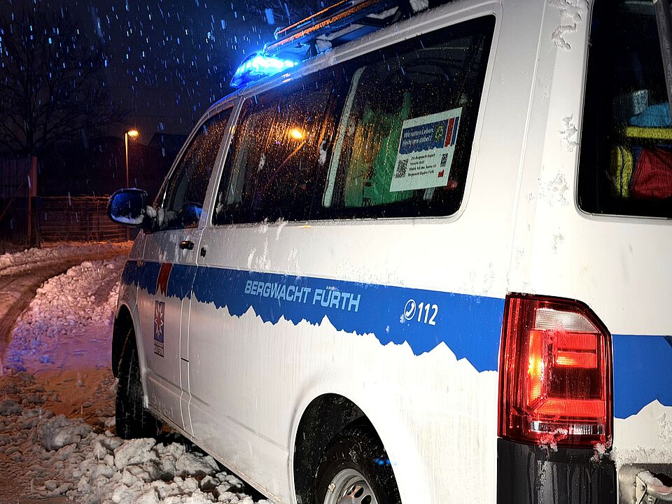 Bergwacht Einsatz im Schnee Fahrzeug der Bergwacht von hinten im Schnee