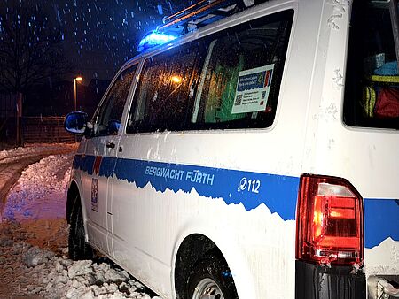 Bergwacht Einsatz im Schnee Fahrzeug der Bergwacht von hinten im Schnee