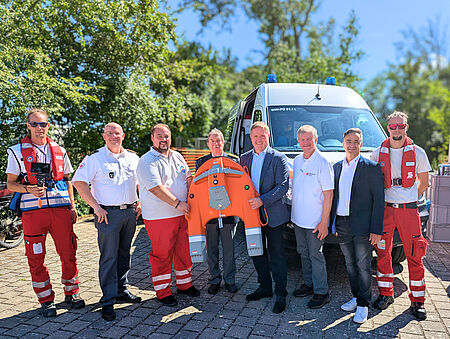 Gruppenfoto von der Übergabe des Rettungsroboters "Dolphin3" von Vertretern der Rotkreuzstiftung an Vertreter der Wasserwacht Fürth.