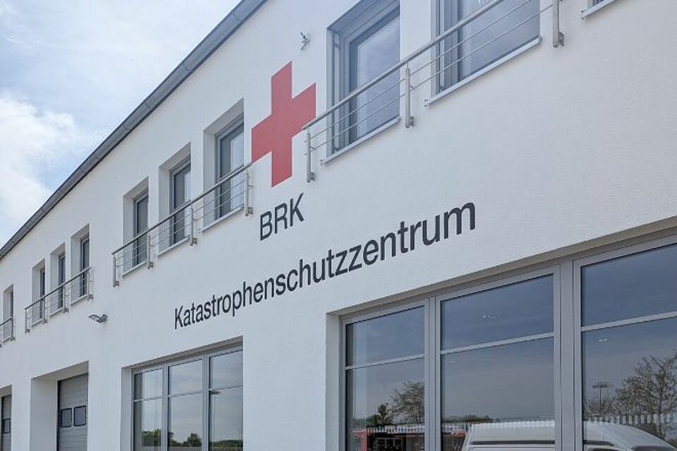 Gebäude von außen mit rotem Kreuz und Aufschrift "BRK-Katastrophenschutzzentrum"