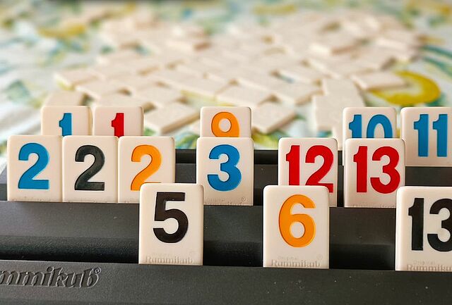 Foto von Rummikub-Spielsteinen