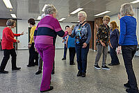Tanzende Seniorinnen im BRK Fürth.