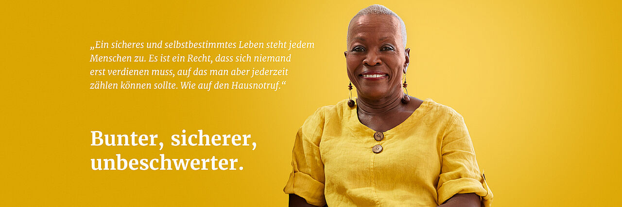 Foto mit Frau und Text: "Ein sicheres und selbstbestimmtes Leben steht jedem Menschen zu. Es ist ein Recht, dass sich niemand erst verdienen muss, auf das man aber jederzeit zählen können sollte. Wie auf den Hausnotruf." Bunter, sicherer, unbeschwerter.