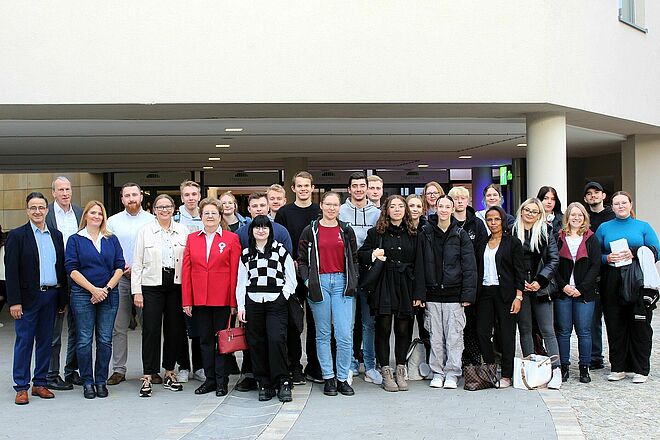 Azubis und Freiwillige des BRK Fürth beim Starttag Ausbildung