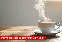Foto: eine weiße dampfende Kaffeetasse steht auf einem Tisch. Text: "Mittwochstreff: Begegnung, die gut tut."