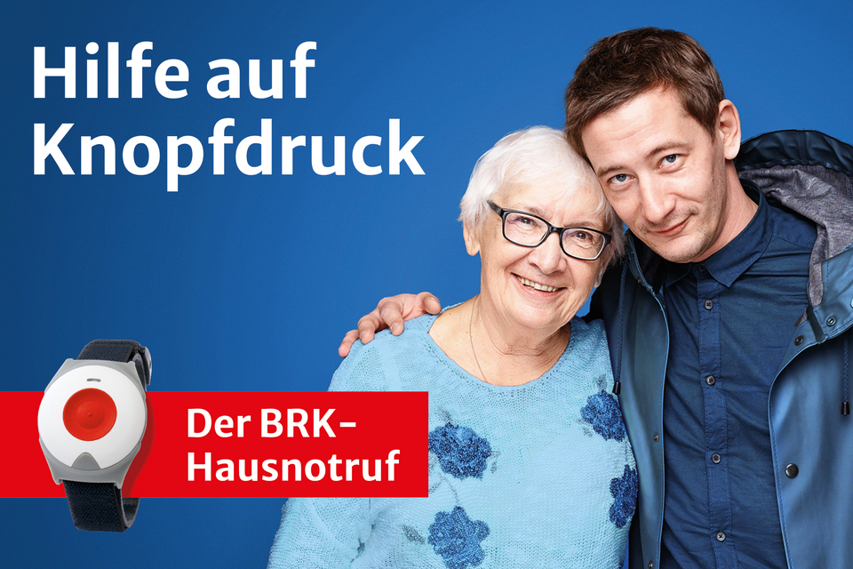 Collage auf blauem Hintergrund, darauf zu sehen: Ein Foto von einer älteren Dame und ihrem Sohn, der den Arm um sie legt.  Text: Hilfe auf Knopfdruck. Ein Hausnotruf-Armband, daneben der Text: Der BRK-Hausnotruf