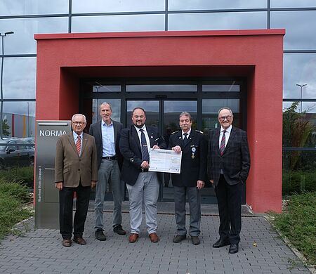 Großzügige Spende für das Ehrenamt: Stiftungsvorstand Dr. Wilhelm Polster und Stiftungsrat Klaus J. Teichmann überreichten im Namen der Manfred Roth-Stiftung 5000 Euro an Erich Kretschmar, Vorsitzender der Wasserwacht Fürth, Benjamin Nagel, stv. Vorsitzender, und Thomas Leipold, Kreisgeschäftsführer des BRK Fürth. (Foto: NORMA)