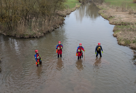 Vier Wasserretter der Wasserwacht in Tauchanzügen in der Zenn (Vogelperspektive)