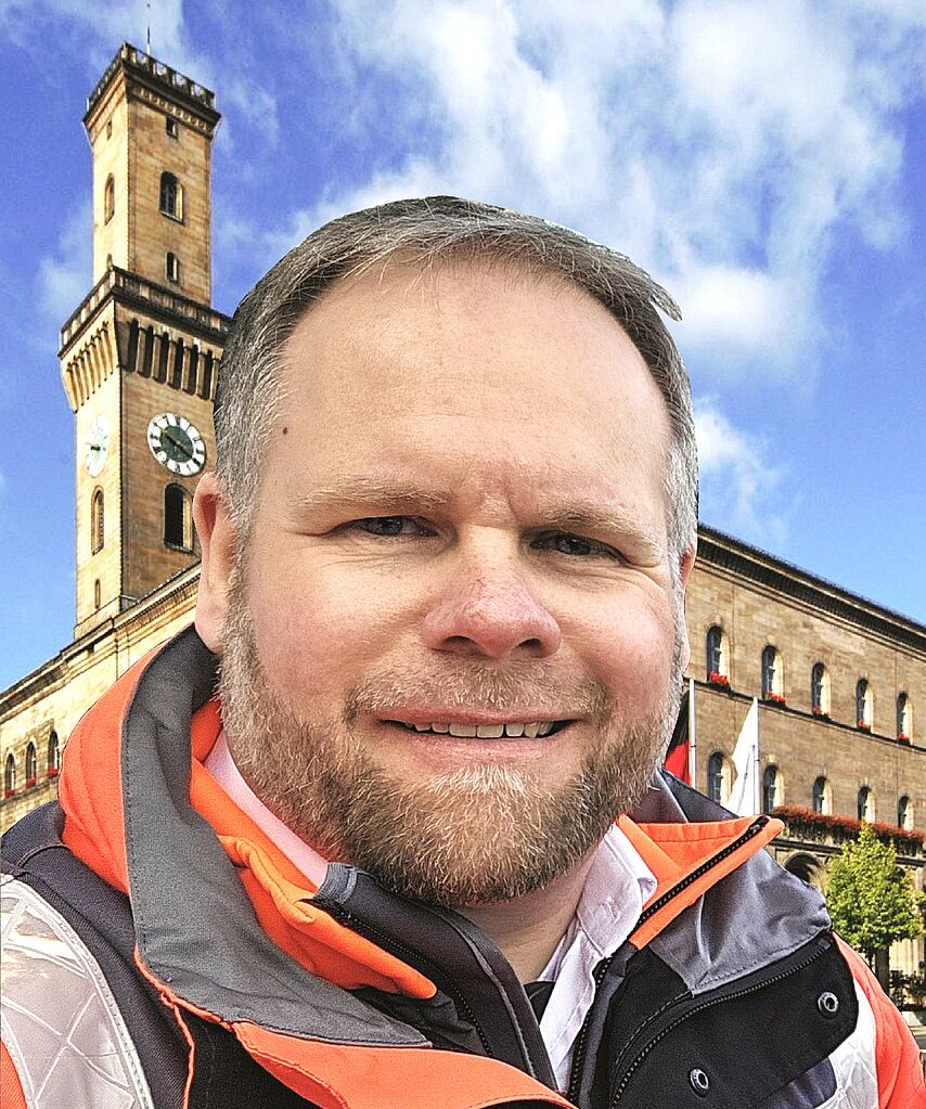 Ferdinand Czermack: Porträt vor dem Fürther Rathaus